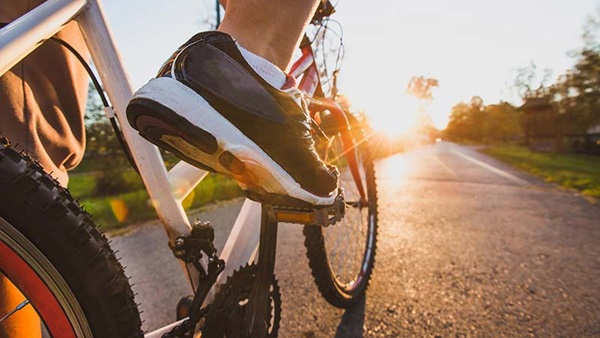 Une personne en train de faire du vélo